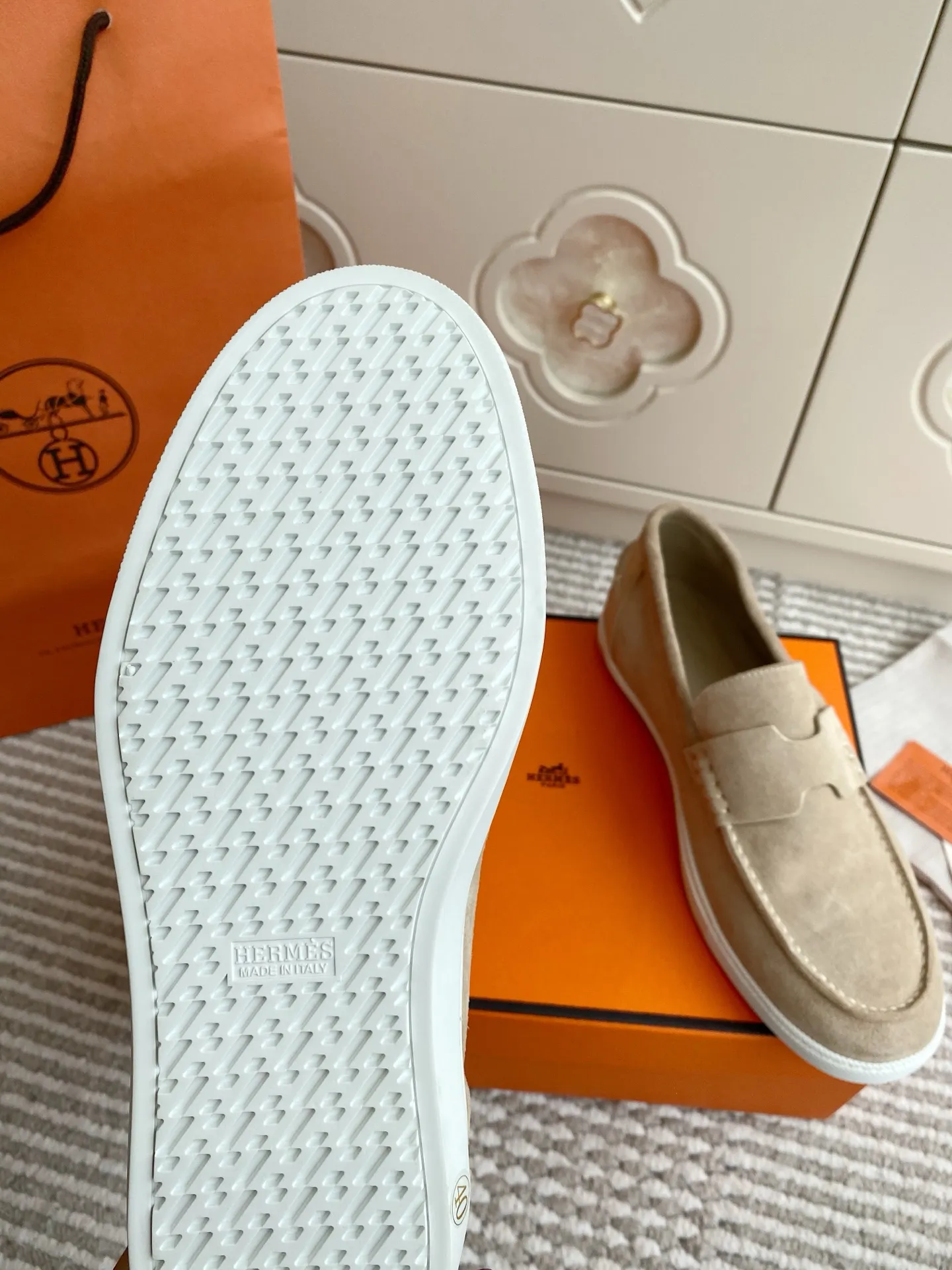 p560✨Hermes Couple Loafers｜Walking in the urban high-end, easily wearing Hermès temperament✨Who says luxury and comfort can’t have both?  This pair of H’s classic loafers really does it!  ▪️"Customized imported Yangjing fabric" is soft and delicate ▪️"Full sheepskin lining" + "soft-soled shoes" design. Your feet will be healed the moment you put them on~ It's like stepping on clouds☁️You won't feel tired after walking all day!  The iconic "H" buckle is low-key and luxurious. It is matched with a rubber outsole. It is lightweight and stylish. Whether you are commuting or shopping, you can easily achieve casual urban style🏙 Can be worn by couples. Full range of sizes, girls 35-41 | boys 39-45. Wear them together when going out. Sweet and high-end💑 Original mold opening. Details are in place. Those who understand will be attracted at a glance ️❤️ #Hermès loafers #coupleshoes #lightweight and versatile shoes